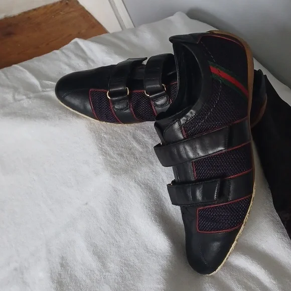 Mens Gucci low top leather sneakers, size 9D